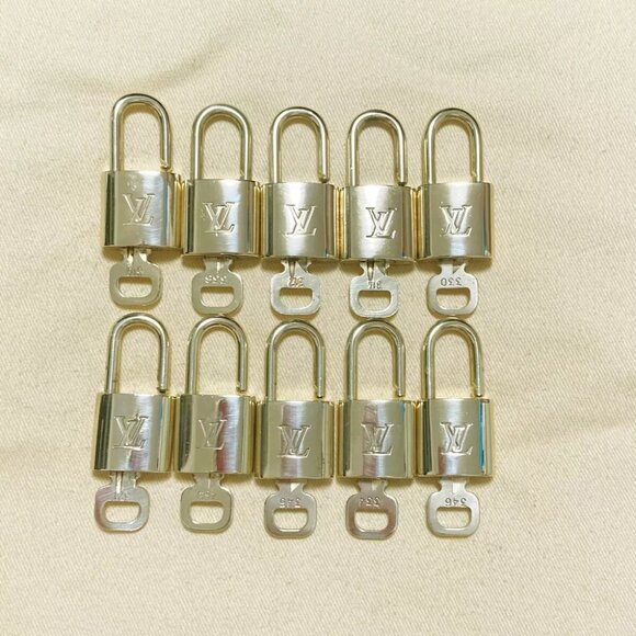 LOUIS VUITTON LV 10 SET PADLOCK CADENA KEY BAG CHARM GOLD PLATED FRANCE 65PDA113